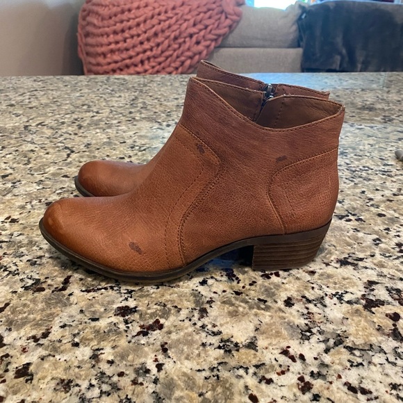 Lucky Brand Brolley ankle boots in a brown color with a leather upper - Picture 3 of 8